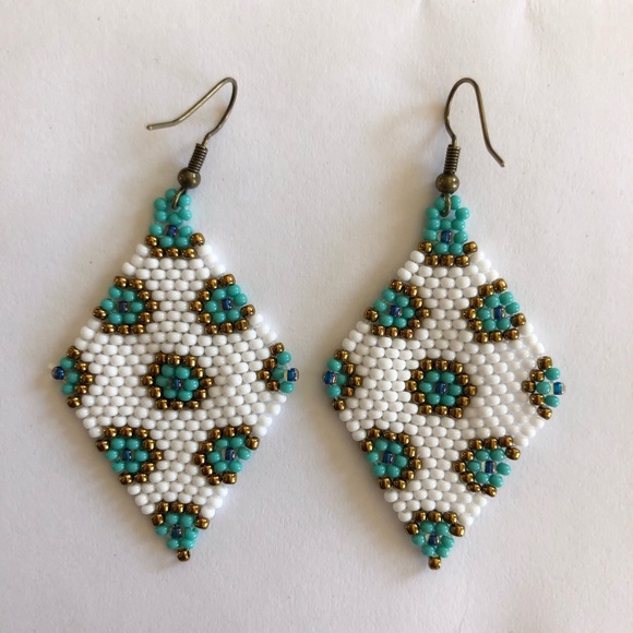 Création Tihchion Jewelry - Handmade earrings white turquoise and gold